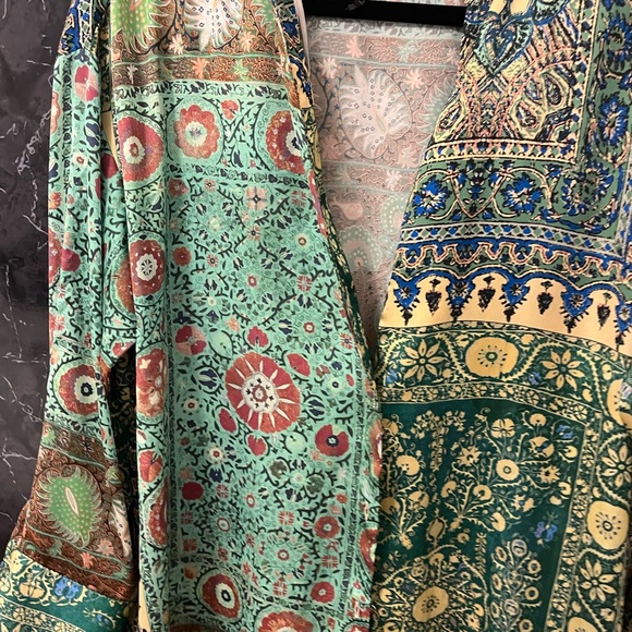 Gorgeous Zara blouse worn a couple of times - Picture 3 of 10